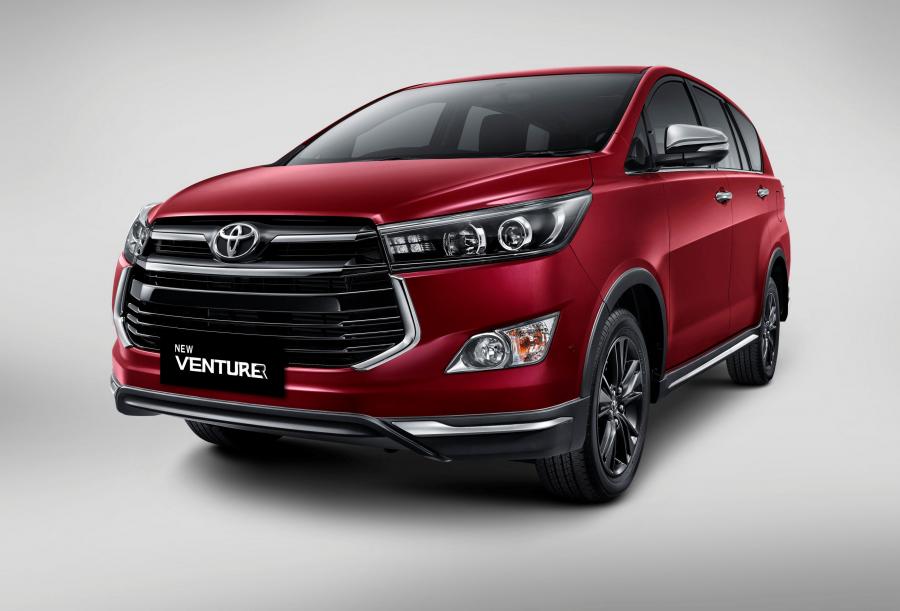  Toyota Kijang Innova Venturer 2017 года  (фото 2 из 2)